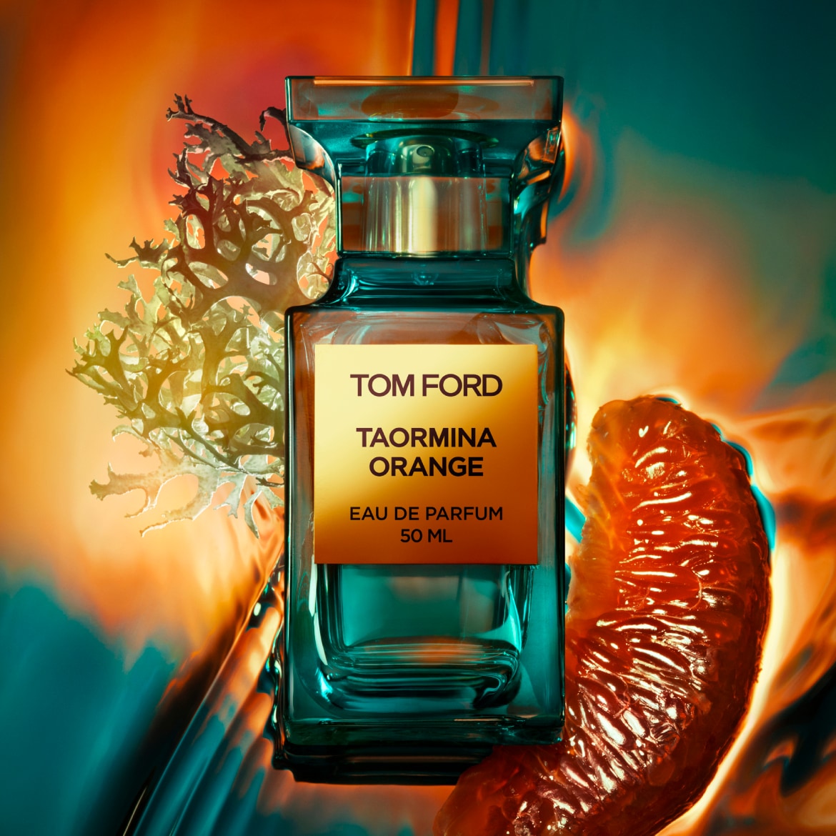 Tom Ford Taormina Orange Eau de Parfum 50 ml buteliukas, turkio spalvos stiklas su auksiniu dangteliu ir etikete, šalia apelsino skiltelės ir jūros dumblių, ant spalvingo fono.