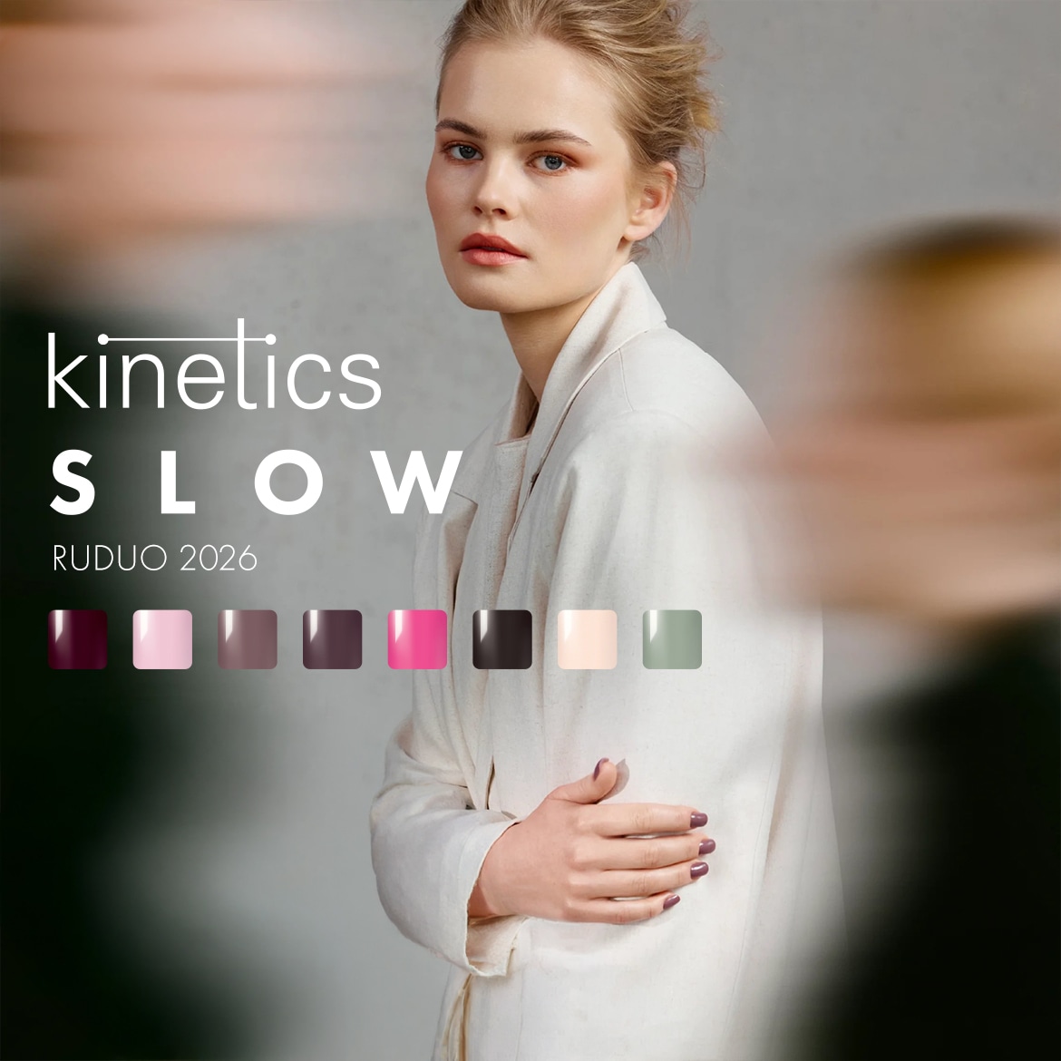 Kinetics Slow Ruduo 2026 nagų lakų kolekcijos reklaminis plakatas su moterimi, vilkinčia šviesų švarką, ir aštuonių skirtingų spalvų palete