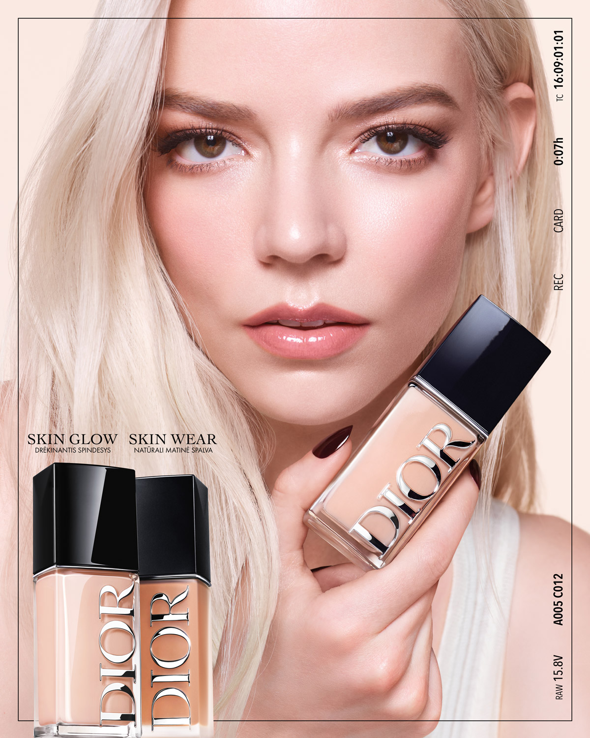 Švytinti oda su "Dior" makiažo pagrindu, suteikiančiu natūralų matinį atspalvį.