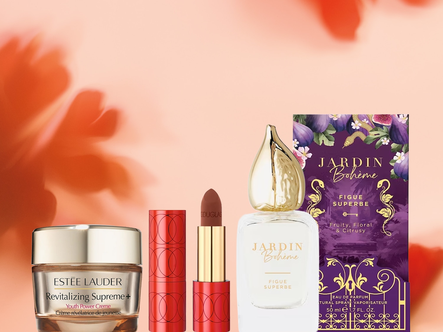 Nuotraukoje matomas Estée Lauder Revitalizing Supreme+ kremas, Douglas lūpų dažai raudoname dėkle ir Jardin Bohème Figue Superbe kvepalai su auksiniu dangteliu bei pakuotė su figų iliustracijomis.