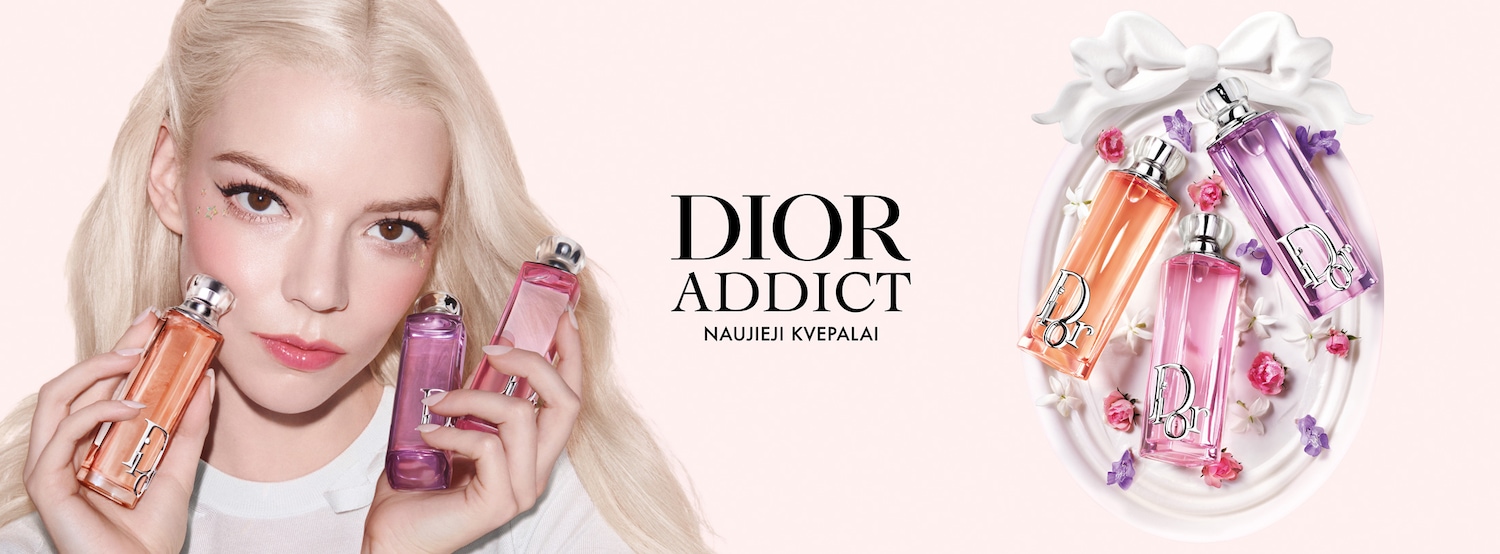 Reklaminiame kadre blondinė mergina su blizgučiais ant veido laiko oranžinius ir violetinius „Dior Addict“ kvepalų buteliukus.