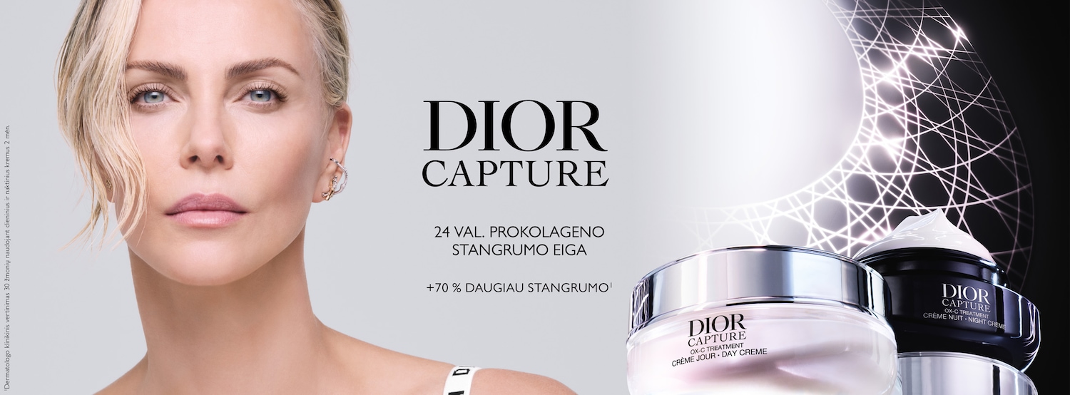 Šviesiame fone matomas moters portretas šalia „Dior Capture“ reklaminio plakato, kuriame teigiama, kad kremas 24 valandas palaiko odos stangrumą ir suteikia +70% daugiau stangrumo.