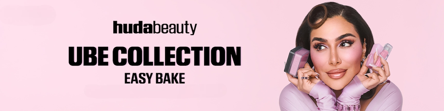 Huda Beauty pristato UBE COLLECTION Easy Bake, kurios veidas – moteris su šviesiai rausvu makiažu, laikanti rankose rausvus kosmetikos gaminius ant rausvo fono.