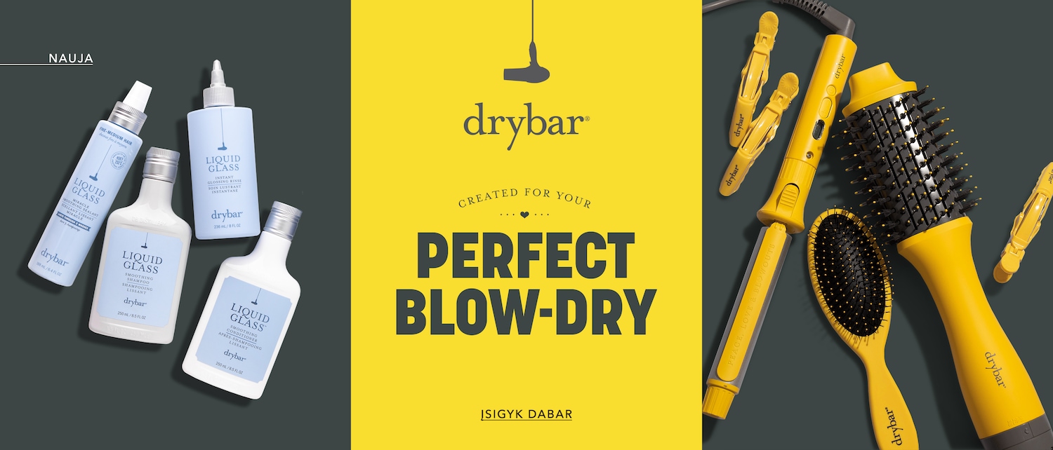 Keturių „Drybar Liquid Glass“ plaukų priežiūros priemonių kolekcija pilkai mėlynuose ir baltuose buteliuose, skirtuose glotniam šampūnui, kondicionieriui ir blizgesiui.