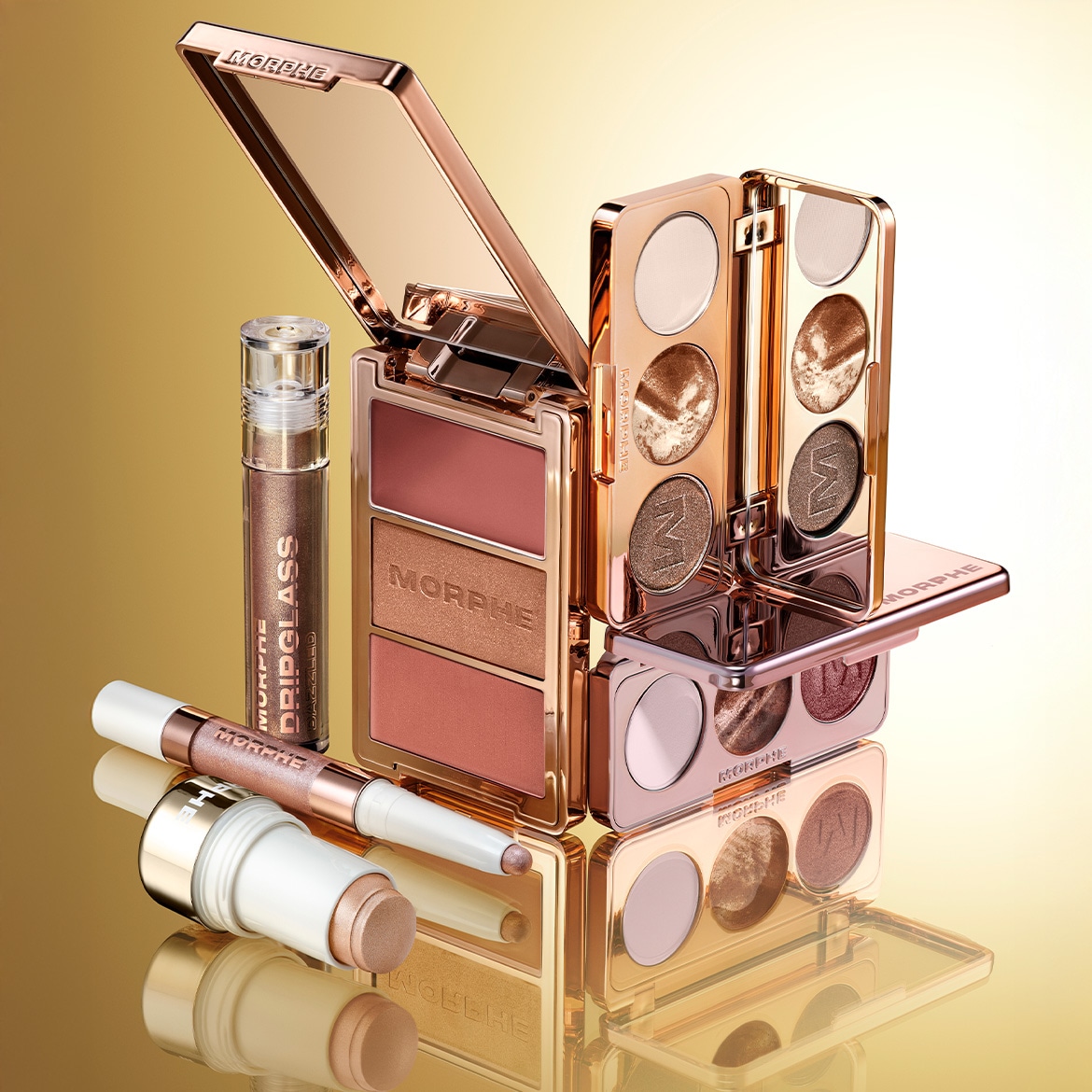 Auksinės spalvos „Morphe“ makiažo priemonių rinkinys su blizgiu lūpų blizgesiu, akių šešėlių paletėmis ir kontūravimo pieštuku, skirtas nepriekaištingam įvaizdžiui sukurti.