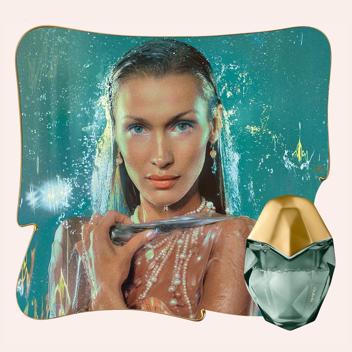 Žvilgsnis į priekį, moteris su perlais, laikanti peilį, šalia žalios spalvos „Orebella Salted Muse“ kvepalų buteliuko su auksiniu dangteliu.