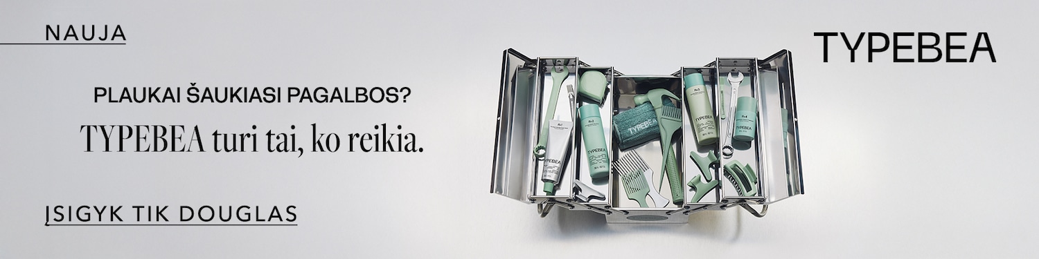 Sidabrinės spalvos metalinėje dėžutėje sudėti šviesiai žali plaukų priežiūros reikmenys, tokie kaip šampūnas, kondicionierius, rankšluostis ir šukos, o šalia užrašas skelbia: „Plaukai šaukiasi pagalbos? TYPEBEA turi tai, ko reikia. Įsigyk tik Douglas“.