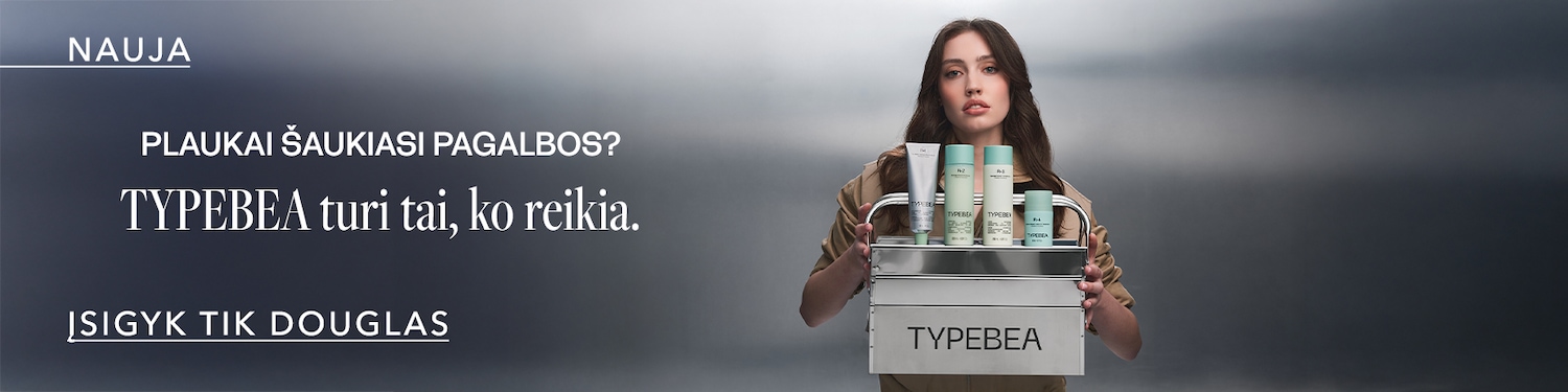 Brunetė laiko sidabrinį dėklą su TYPEBEA plaukų priežiūros priemonėmis, reklamuojančiomis naują produktų liniją, kurią galima įsigyti tik Douglas.