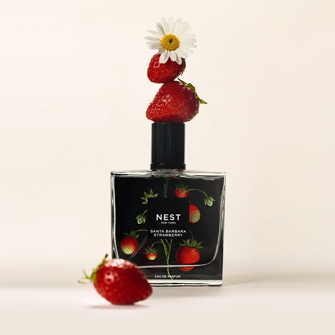NEST New York Santa Barbara Strawberry Eau de Parfum buteliukas su braškių iliustracijomis, papuoštas braškėmis ir ramune.