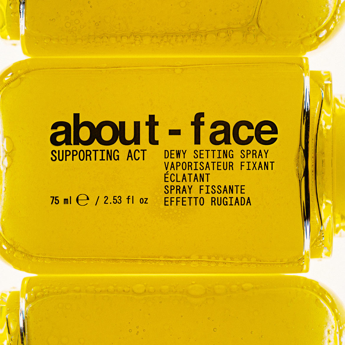 „About-Face Supporting Act Dewy Setting Spray“ yra 75 ml purškiklis, skirtas makiažui užfiksuoti ir suteikti odai rasos efektą.