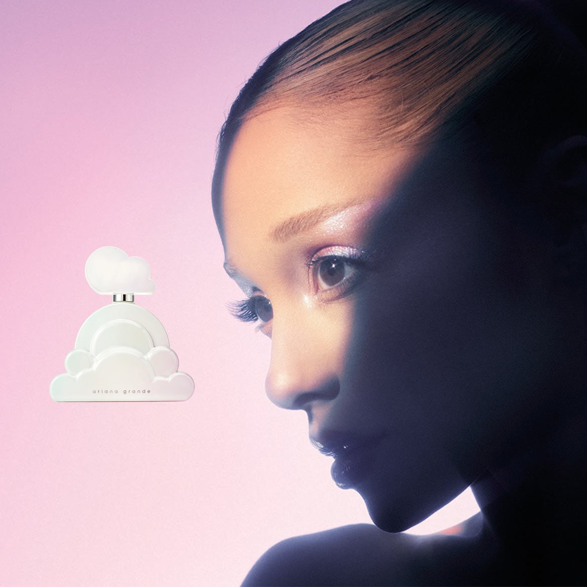 Ariana Grande kvepalai „Cloud“ yra baltame debesies formos buteliuke su sidabriniu purkštuku, o šalia – Arianna Grande veidas, apšviestas švelnios rožinės šviesos.
