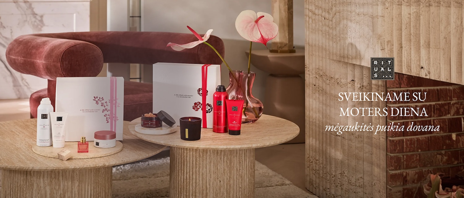 Šventinis Rituals rinkinys Moters dienos proga: baltos dėžutės su rožiniais ir raudonais akcentais ant staliukų, kviečiantis mėgautis puikia dovana.