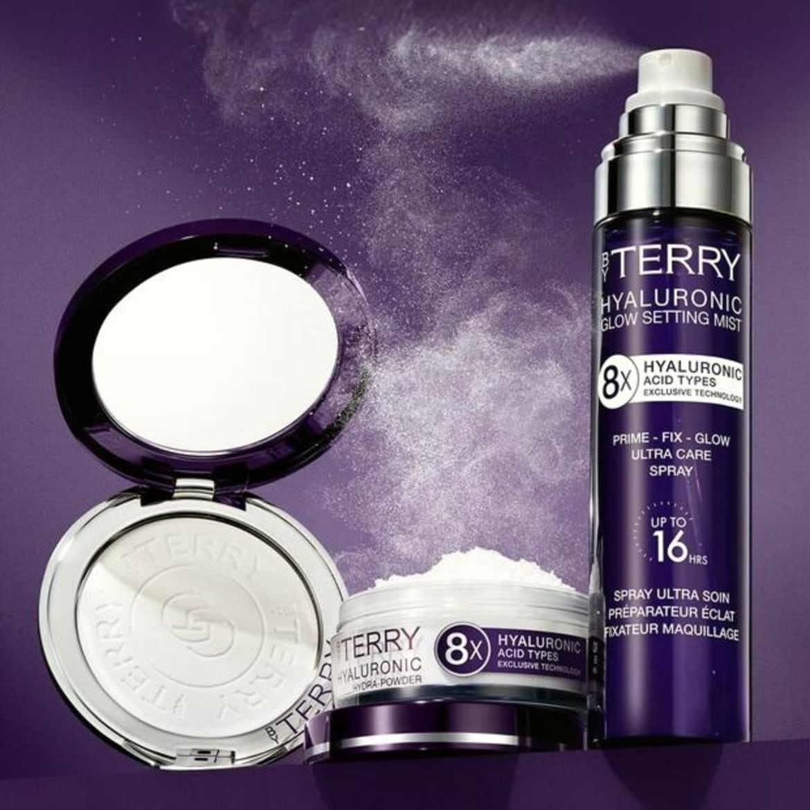 Šis „By Terry“ rinkinys apima hialuroninį fiksavimo purškiklį, birią pudrą ir presuotą pudrą, skirtą makiažui užbaigti ir odai suteikti gaivumo.