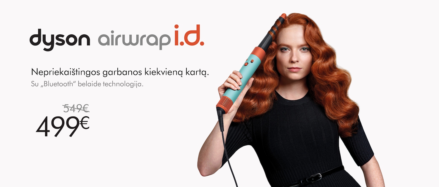 Asmuo su ilgais, banguotais plaukais naudoja „Dyson Airwrap i.d.“ plaukų formavimo prietaisą; šalia pateiktas akcinis pasiūlymas su kaina 499 €.