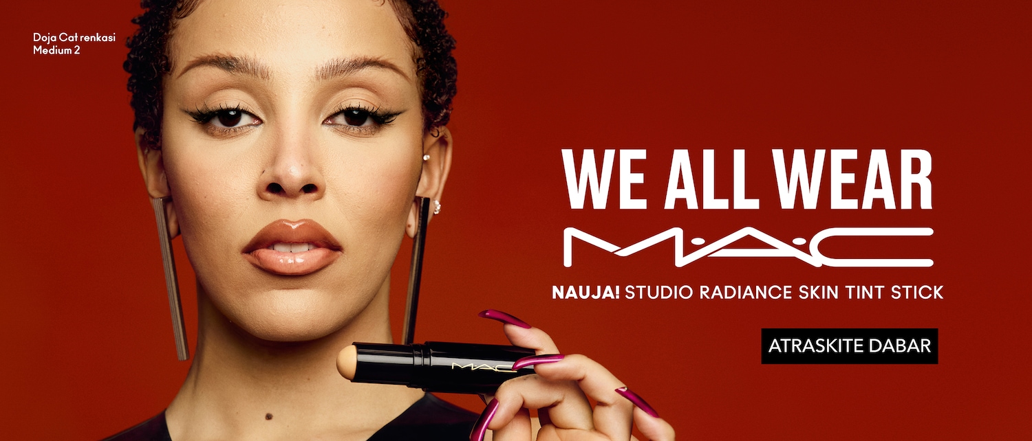 Doja Cat demonstruoja „MAC Studio Radiance Skin Tint Stick“ atspalvį „Medium 2“, pabrėždama natūralų spindesį ir tobulą odos atspalvį.