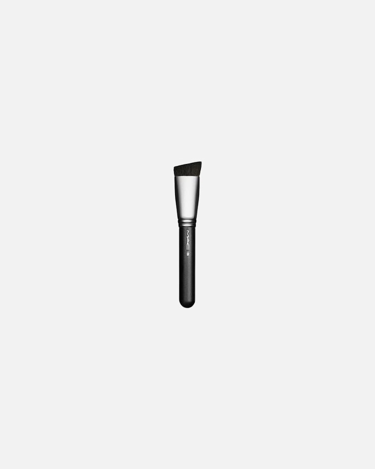 Makiažo pagrindo šepetėlis UnisexMAC196 Slanted Flat Top Foundation Brush1 vnt