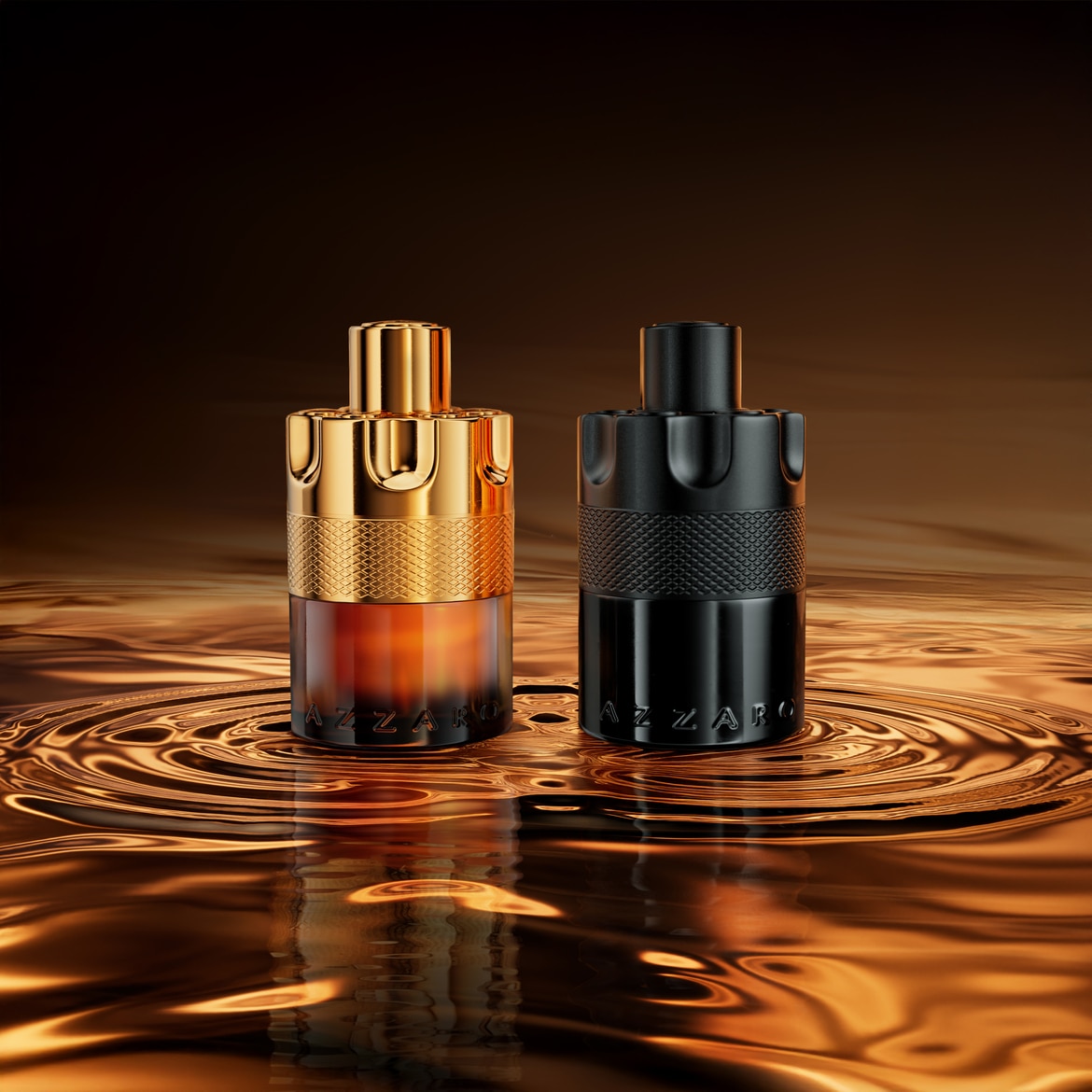 Duetas „Azzaro“: auksinis buteliukas su gintaro atspalviu ir juodas buteliukas ant auksinio paviršiaus, atspindintis prabangą ir stilių.