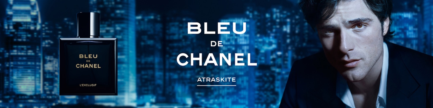 BLEU DE CHANEL kvepalų buteliukas naktinio miesto fone ir modelis šalia