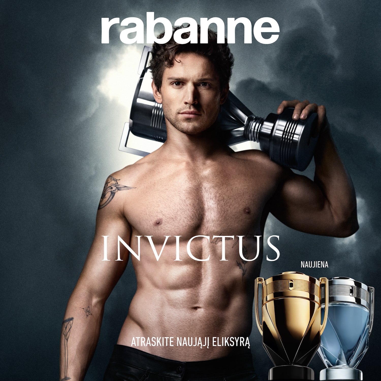 Rabanės Invictus reklaminis plakatas: atletiškas vyras be marškinių laiko sidabrinį trofėjų ant peties, o apačioje matomi du Invictus buteliukai trofėjų pavidalu – vienas auksinis, kitas sidabrinis. Atraskite naująjį eliksyrą.