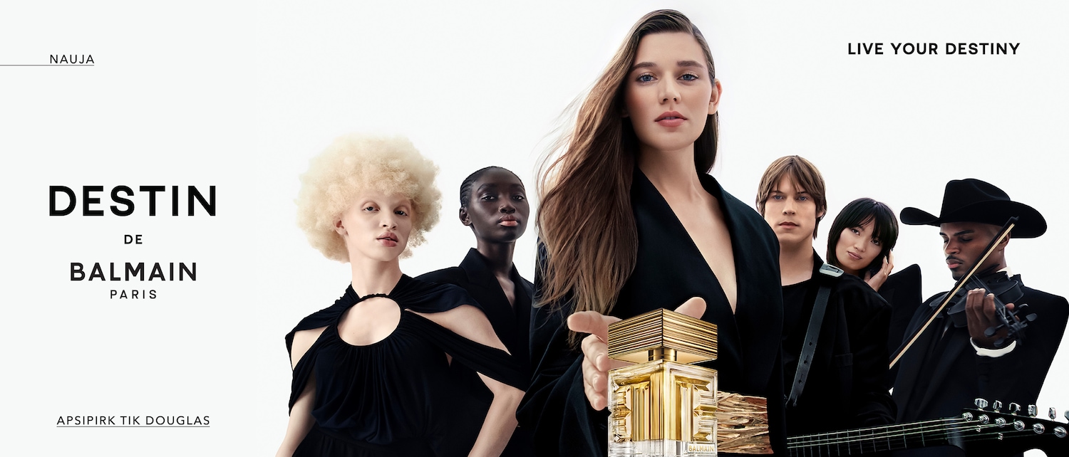 Reklaminis vaizdas su „Destin de Balmain Paris“ kvepalais, kuriame pavaizduota grupė žmonių juodais drabužiais ir užrašas „Live Your Destiny“.