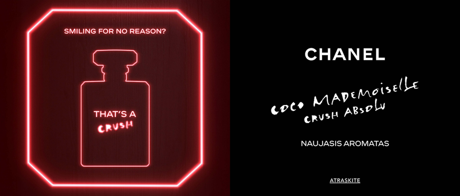 Raudonas neoninis kontūras, vaizduojantis kvepalų buteliuką, su užrašu „Šypsotės be priežasties? Tai susižavėjimas“ ir „Chanel Coco Mademoiselle Crush Absolu naujas aromatas. Atraskite“.