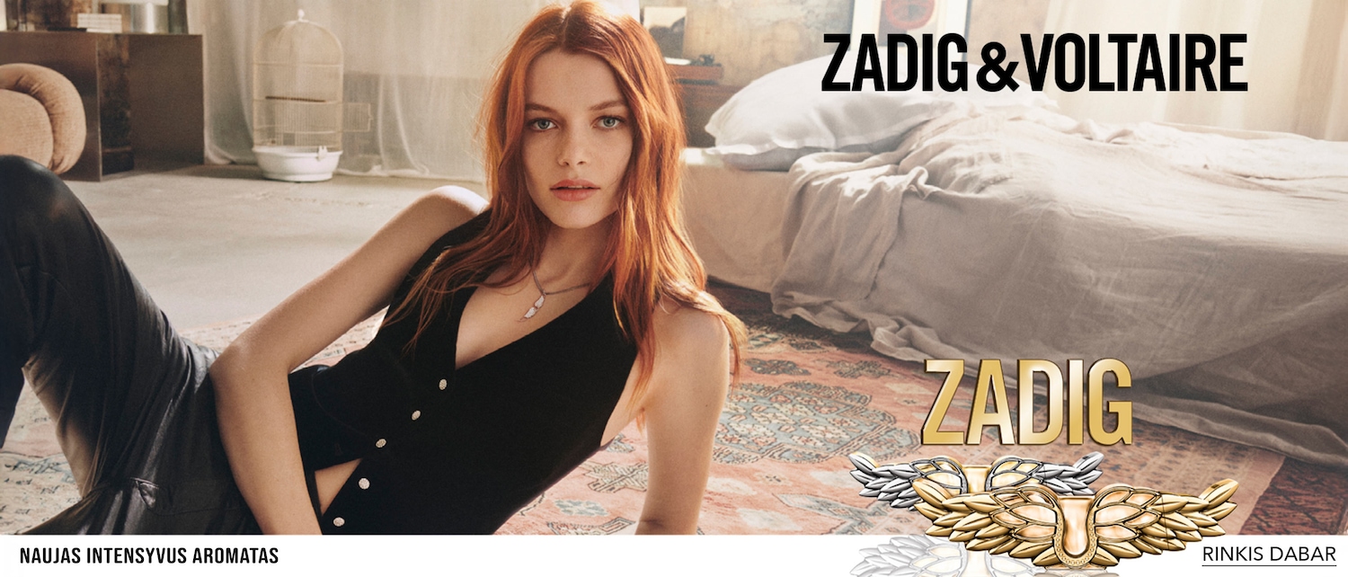 Ant grindų guli raudonplaukė moteris su juoda liemene, ant kurios užrašas Zadig & Voltaire, o apačioje parašyta Naujas intensyvus aromatas ir Rinkis dabar.