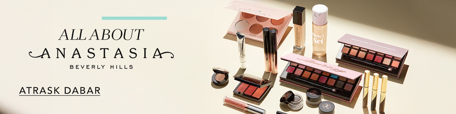Įvairūs Anastasia Beverly Hills makiažo produktai, įskaitant akių šešėlių paletes, lūpų blizgesį ir veido makiažo pagrindą, išdėstyti ant šviesaus paviršiaus, reklamuojant „Viskas apie Anastasiją“.