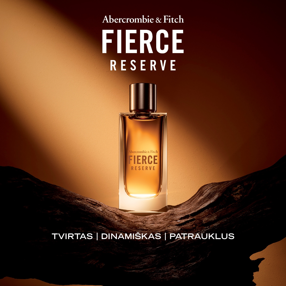 „Abercrombie & Fitch Fierce Reserve“: tvirtas, dinamiškas ir patrauklus aromatas rudame stikliniame buteliuke su tamsiai rudu dangteliu, ant medžio tekstūros fono.