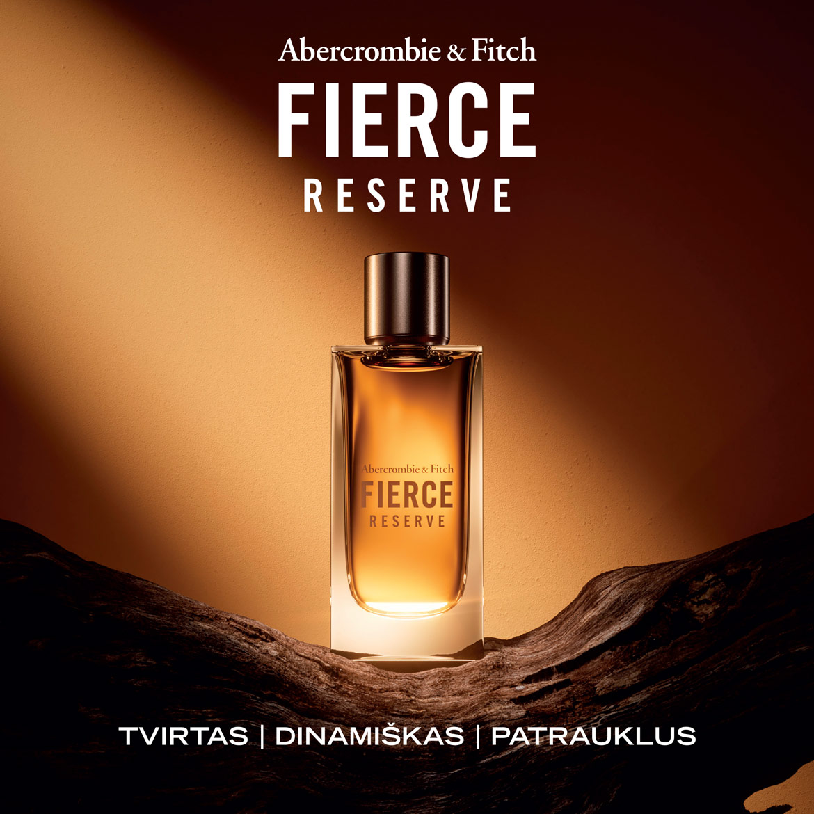 Abercrombie & Fitch Fierce Reserve aromatas skaidraus stiklo buteliuke su rudos spalvos dangteliu, pabrėžiantis TVIRTAS, DINAMIŠKAS ir PATRAUKLUS aromato savybes.