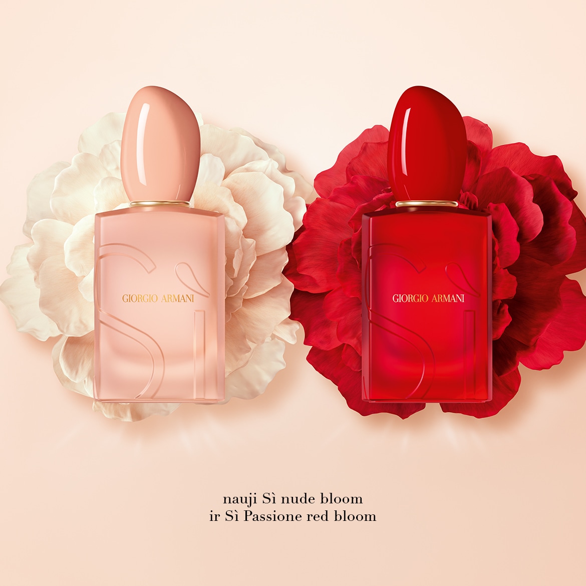 Šalia vienas kito guli du „Giorgio Armani Sì“ kvepalų buteliukai: vienas šviesiai rausvas, o kitas ryškiai raudonas, abu apsupti atitinkamų spalvų žiedų.
