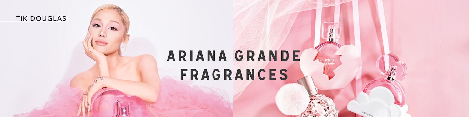 Šviesi reklaminė nuotrauka, kurioje Ariana Grande pozuoja su rausvais kvepalų buteliukais, o užrašas skelbia „ARIANA GRANDE KVAPAI“.