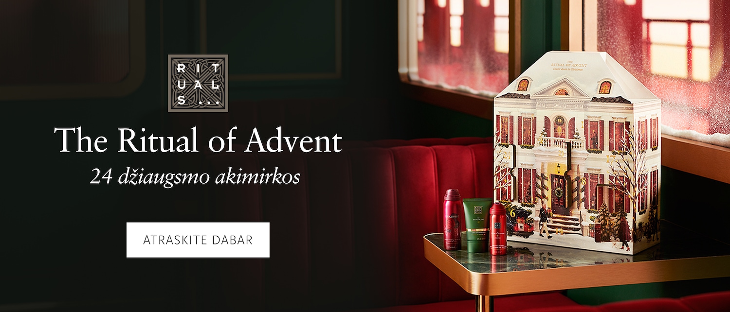 Atraskite „The Ritual of Advent“ su 24 džiaugsmo akimirkomis, kurios paslėptos elegantiškoje namo formos dėžutėje, papuoštoje šventiniais motyvais ir snieguotais langais, o šalia ant stalo stovi trys kosmetikos buteliukai.