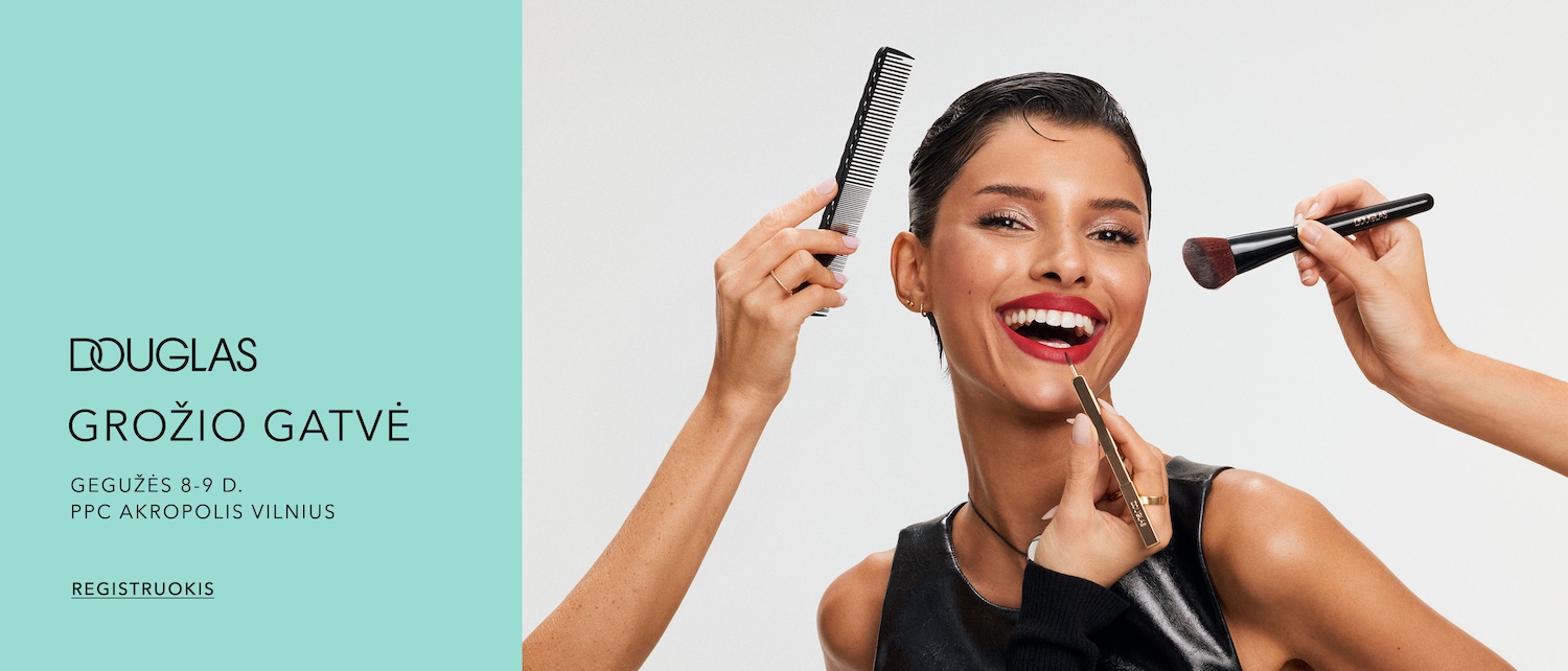 Šviesiaplaukė moteris su ryškiai raudonu lūpdažiu šypsosi, kol stilistai ją ruošia su šepetėliu, šukomis ir lūpų pieštuku; užsiregistruokite Douglas Grožio gatvėje gegužės 8-9 dienomis PPC Akropolis Vilnius.