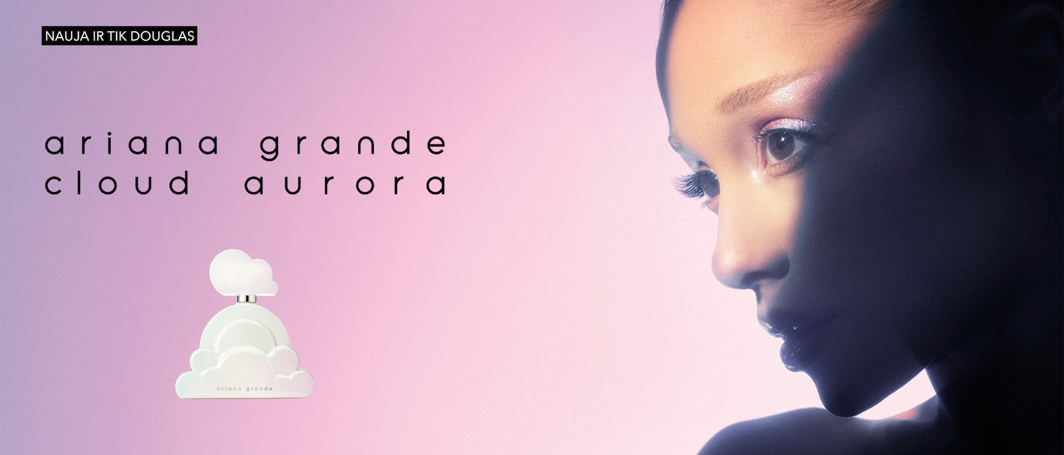 Naujas Ariana Grande Cloud Aurora kvapusis vanduo, kurį rasite tik Douglas, yra baltame debesies formos buteliuke su sidabriniu purkštuku, o šalia matomas Ariannos Grande veidas su ryškiu makiažu.