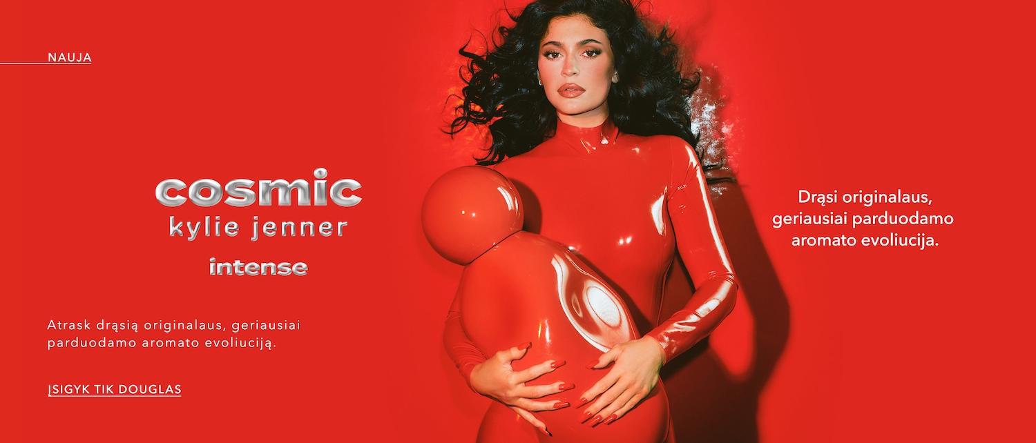Kosminis Kylie Jenner Intense aromatas pristatomas ryškiai raudoname fone su Kylie, vilkinčia raudoną kostiumą, laikančia raudoną buteliuką, kviečiančią atrasti drąsią aromato evoliuciją ir įsigyti tik Douglas.