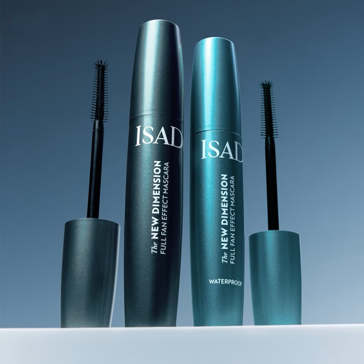 Du „ISAD The New Dimension Full Fan Effect“ tušai blausiuose mėlynuose buteliukuose, vienas įprastas, kitas atsparus vandeniui, su juodais aplikatoriais, skirti apimčiai ir ilgiui.