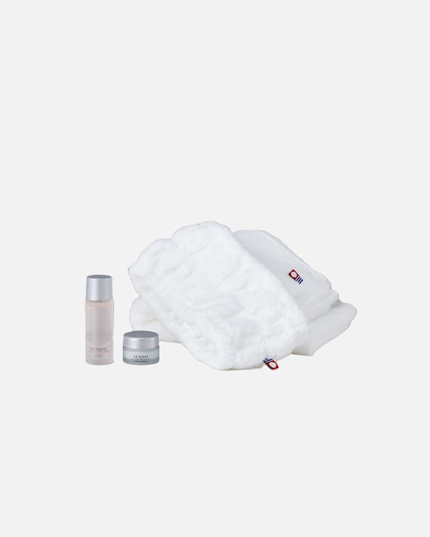 Perkant SENSAI produktų už 350 € ir daugiau – DOVANA SENSAI SAHO 3 produktų rinkinys.