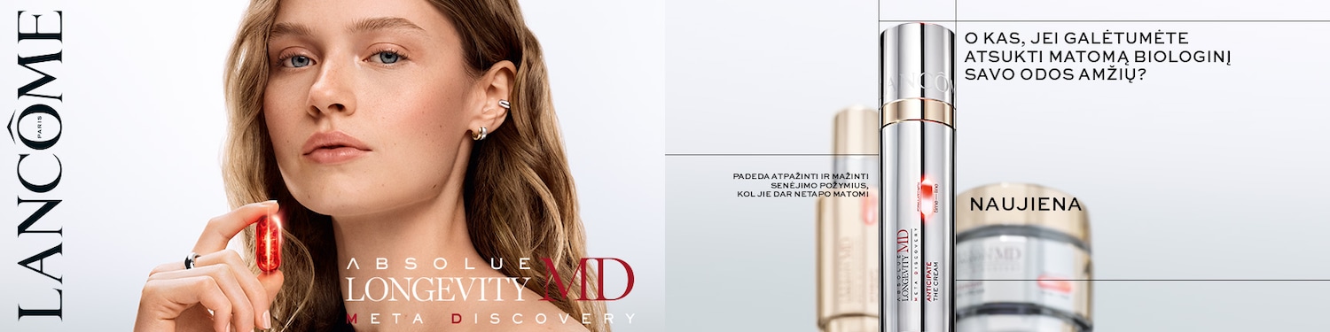 Šviesiaplaukė moteris laiko raudoną kapsulę, reklamuodama „Lancome Absolue Longevity MD Meta Discovery“, skirtą kovai su senėjimo požymiais.