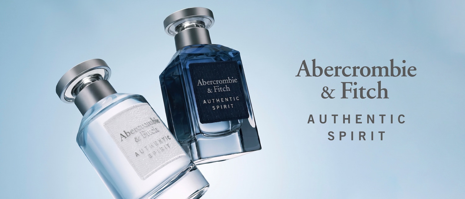 Du Abercrombie & Fitch Authentic Spirit kvapų buteliukai: vienas skaidrus su baltu užrašu, kitas tamsiai mėlynas su juodu užrašu, abu su sidabriniais dangteliais, elegantiškai pakrypę šviesiai mėlyname fone.