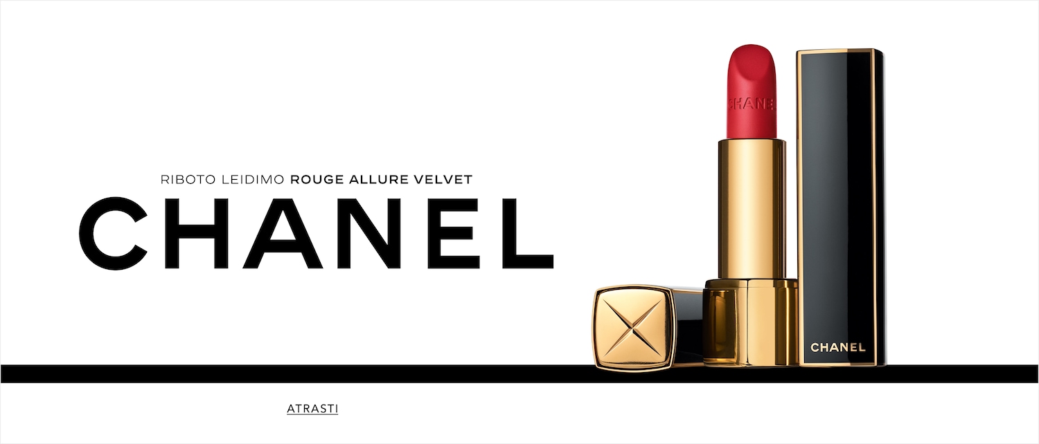 Šis „Chanel“ lūpų dažų atspalvis „Riboto Leidimo Rouge Allure Velvet“ yra ryškiai raudonos spalvos, įdėtas į auksinį dėklą su juodu dangteliu.