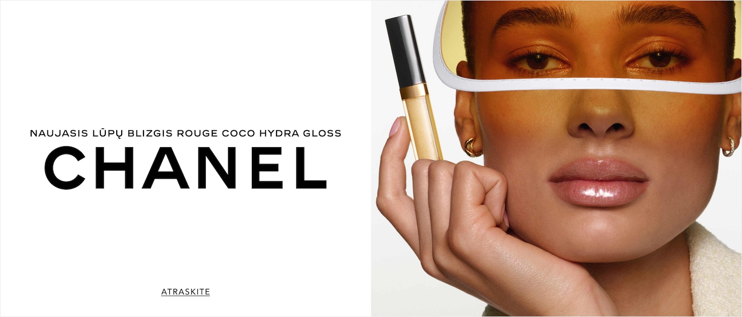 Baltame fone reklama su tekstu „Naujasis lūpų blizgis Rouge Coco Hydra Gloss“ ir „CHANEL“. Dešinėje – stambus veido fragmentas su blizgančiomis lūpomis ir rankoje laikomu lūpų blizgiu.