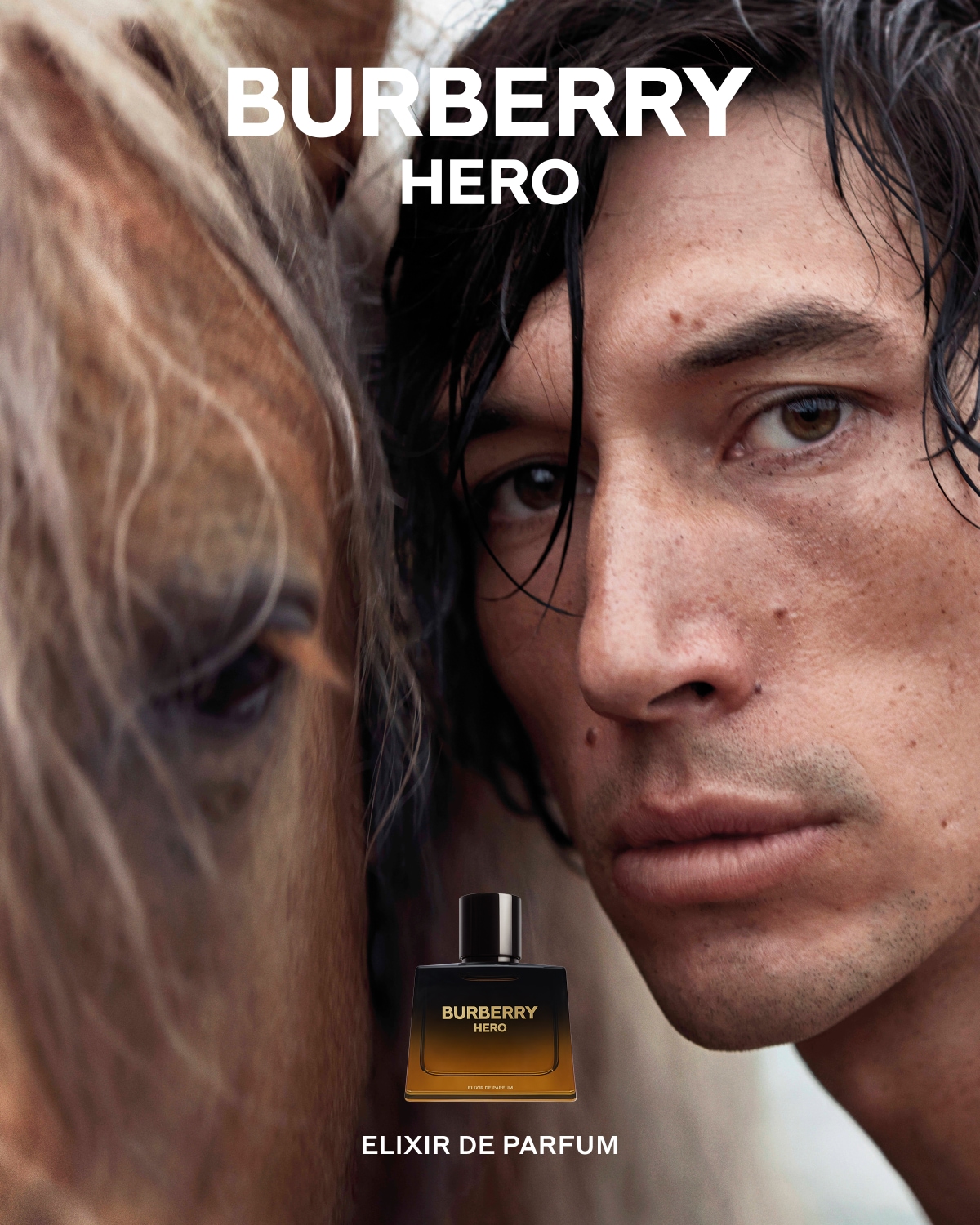 Burberry Hero Elixir de Parfum reklamoje matomas vyras su arkliu, o priekyje – tamsaus stiklo buteliukas su aukso spalvos akcentais.