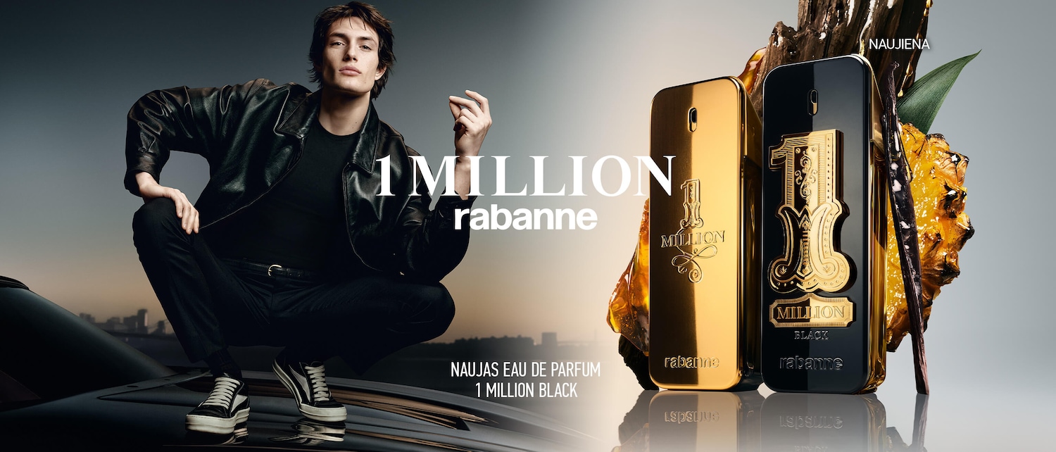 Paco Rabanne 1 Million kvepalų reklaminis plakatas su vyru, dėvinčiu juodą odinę striukę ir juodas kelnes, pritūpusiu ant juodo automobilio, o šalia jo – du auksiniai ir juodi kvepalų buteliukai su užrašu "1 Million".