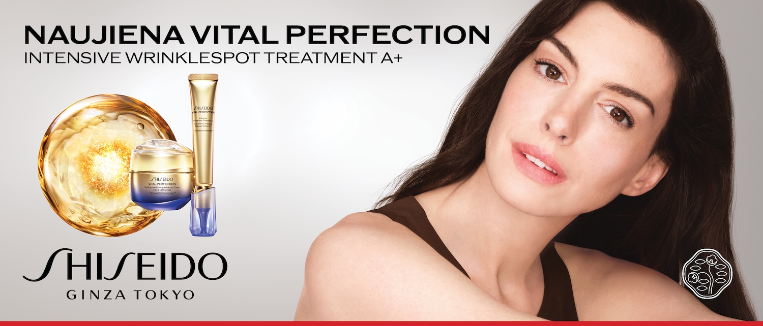 Šis „Shiseido Vital Perfection“ reklaminis kadras pristato intensyvų raukšlių gydymą A+ su modeliu ir produktais, įskaitant kremą stiklainyje, serumą tūbelėje ir esenciją buteliuke.