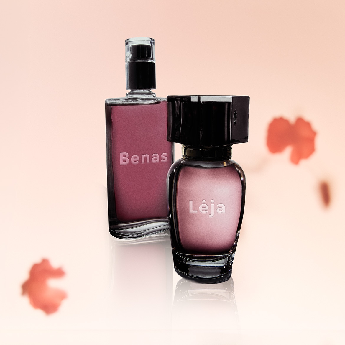 Du purpuriniai „Bena“ ir „Lėja“ kvepalų buteliukai su juodais kamšteliais ant blizgaus paviršiaus, fone išsilieję gėlių žiedlapiai.