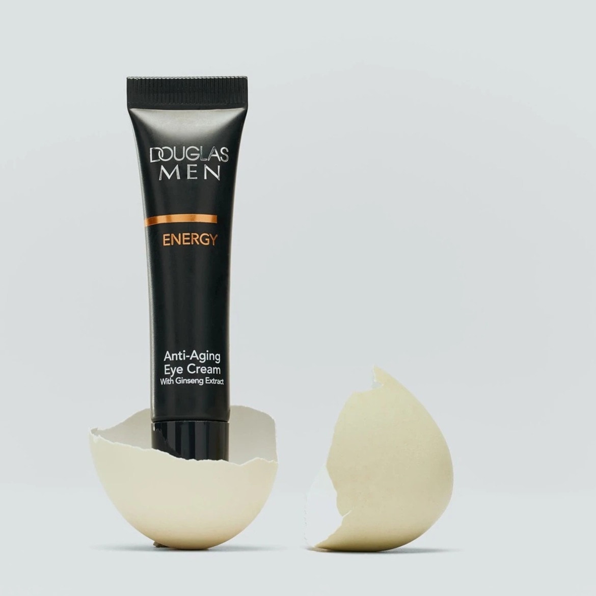Juodas Douglas Men Energy paakių kremas nuo senėjimo su ženšenio ekstraktu, įdėtas į kiaušinio lukštą.