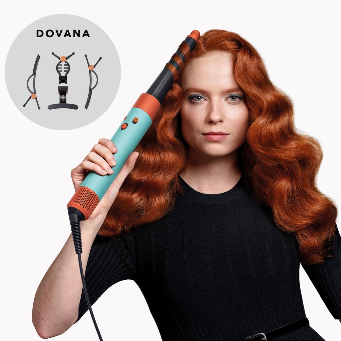 Moteris su ilgais raudonais plaukais, susuktais su Dovana plaukų suktuku, kurio korpusas yra mėlynos ir oranžinės spalvos.