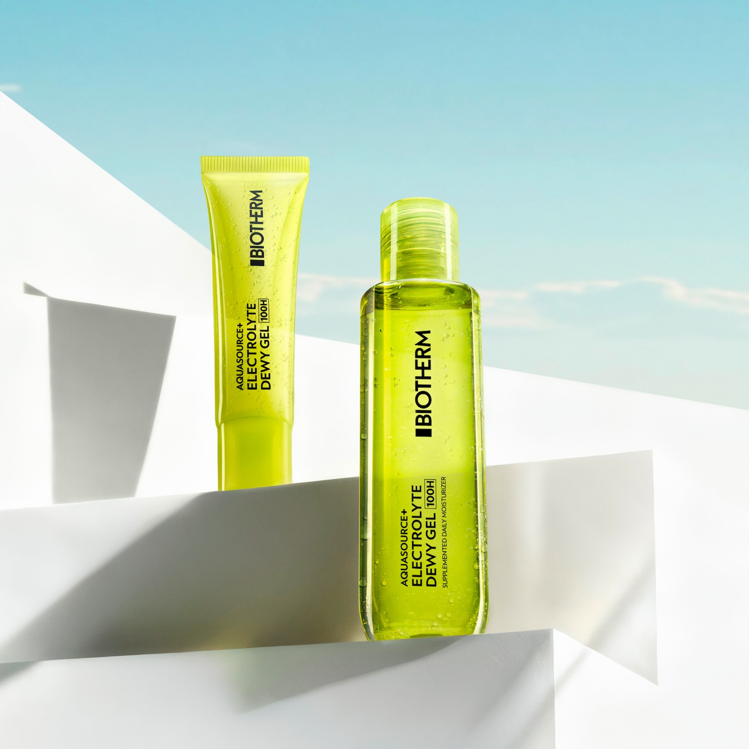 Šviesiai žalios spalvos „Biotherm Aquasource+ Electrolyte Dewy Gel 100H“ drėkinamasis gelis, skirtas kasdieniam naudojimui, suteikia odai drėgmės pojūtį.