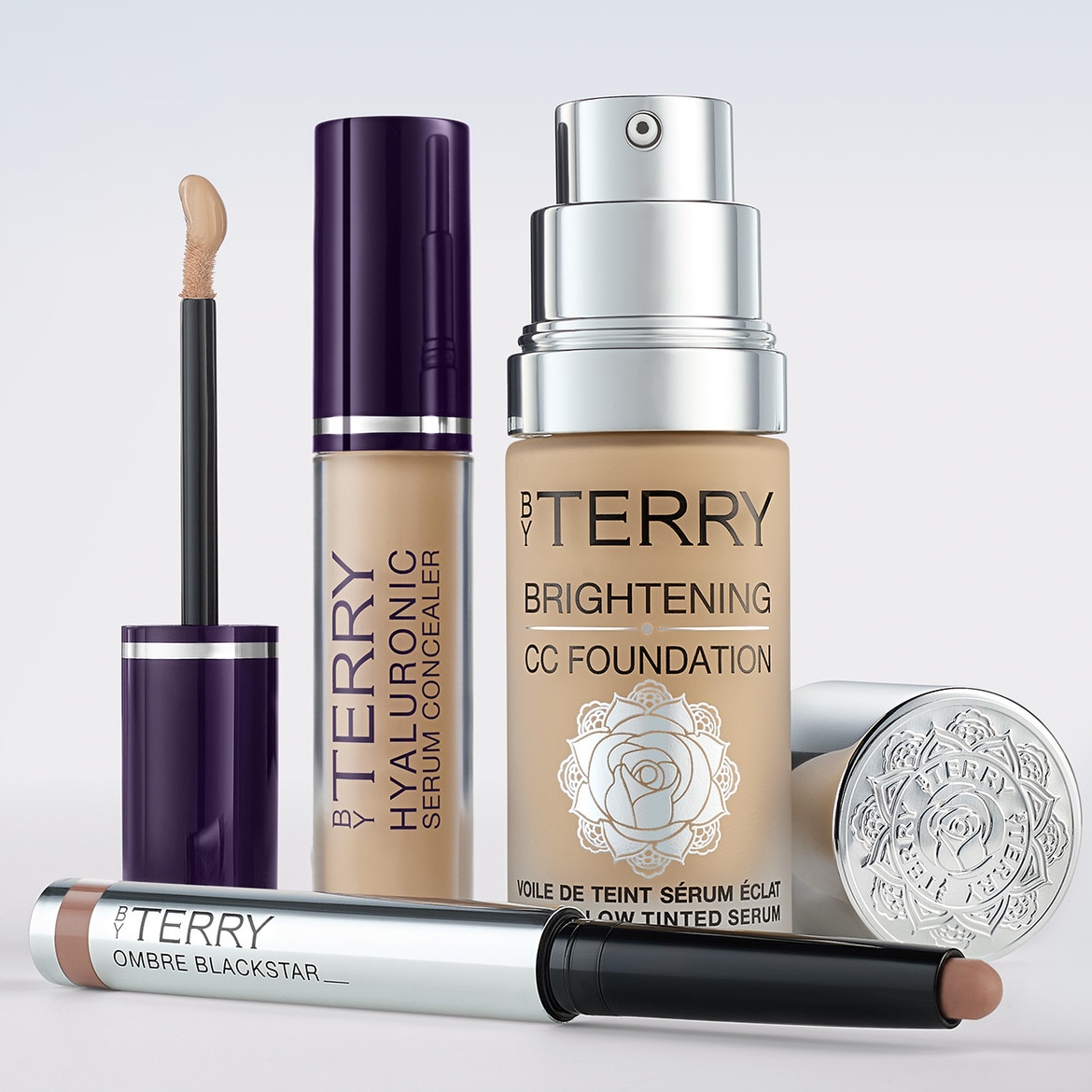 Kosmetikos rinkinys iš "By Terry": "Hyaluronic Serum Concealer" su tamsiai violetiniu dangteliu, "Brightening CC Foundation" ir "Ombre Blackstar" pieštukas.