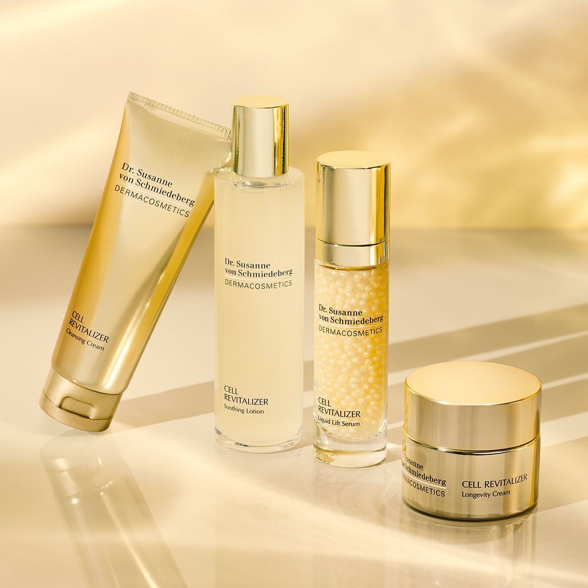 Keturios šviečiančios "Dr. Susanne von Schmiedeberg Dermacosmetics Cell Revitalizer" odos priežiūros priemonės su auksiniais dangteliais